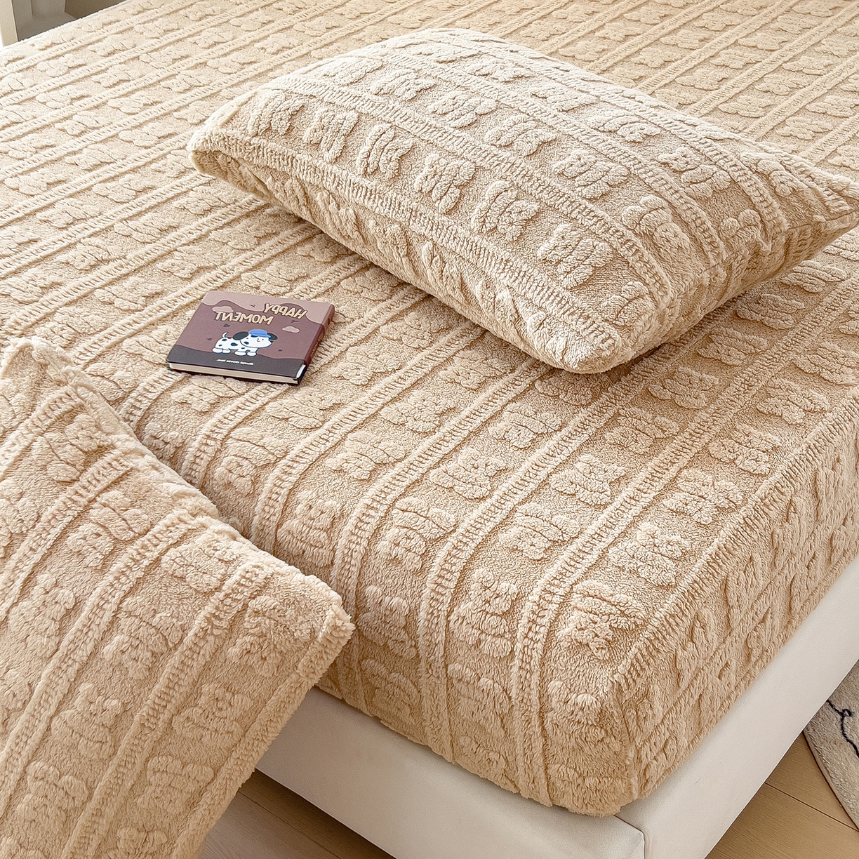 91家纺网 家纺一手货源 找家纺 世纪绒品 2025新款A类牛奶绒提花床笠-多宝熊 多宝熊-卡其