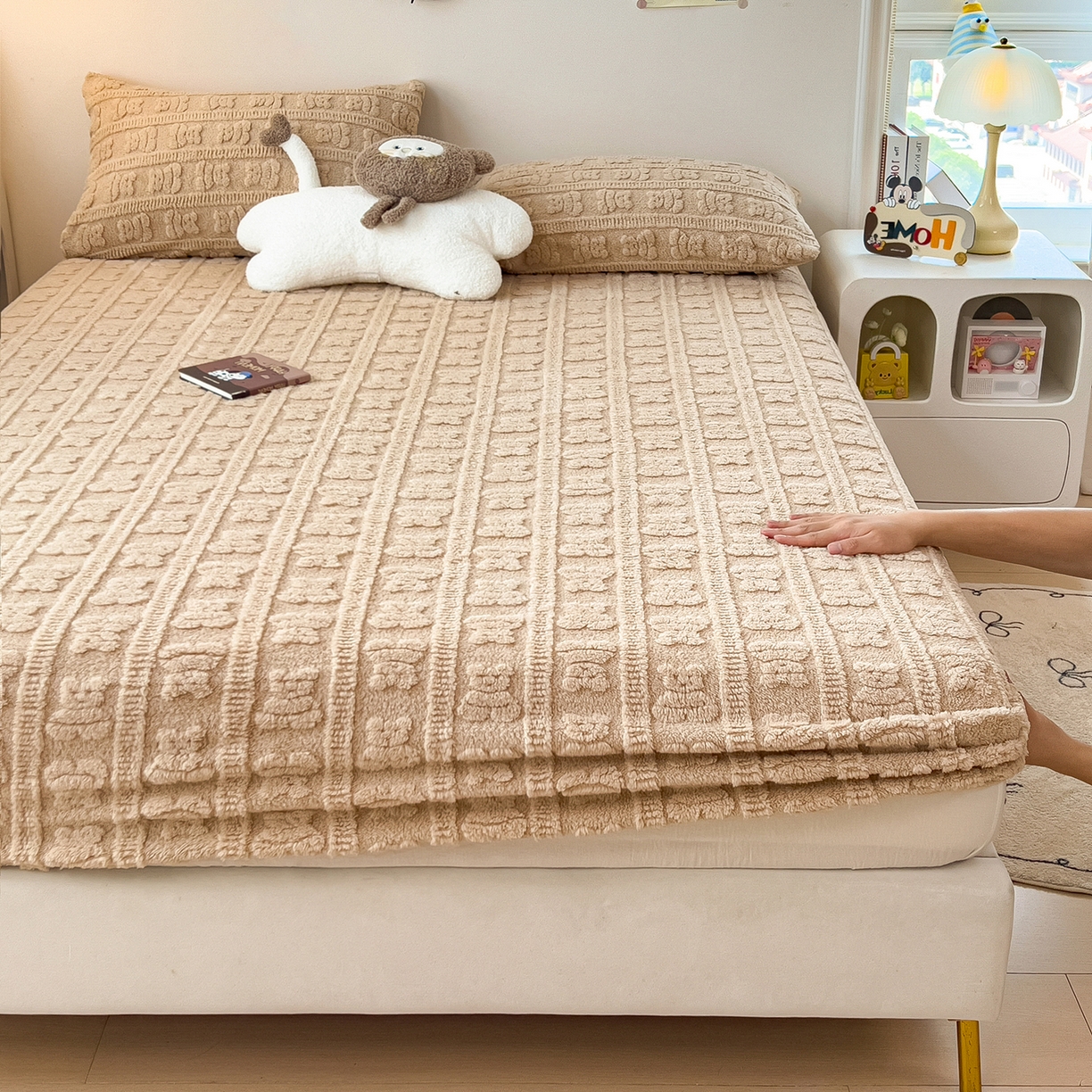 91家纺网 家纺一手货源 找家纺 世纪绒品 2025新款A类牛奶绒提花床笠-多宝熊 多宝熊-卡其