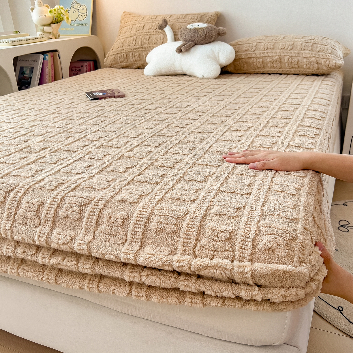 91家纺网 家纺一手货源 找家纺 世纪绒品 2025新款A类牛奶绒提花床笠-多宝熊 多宝熊-卡其