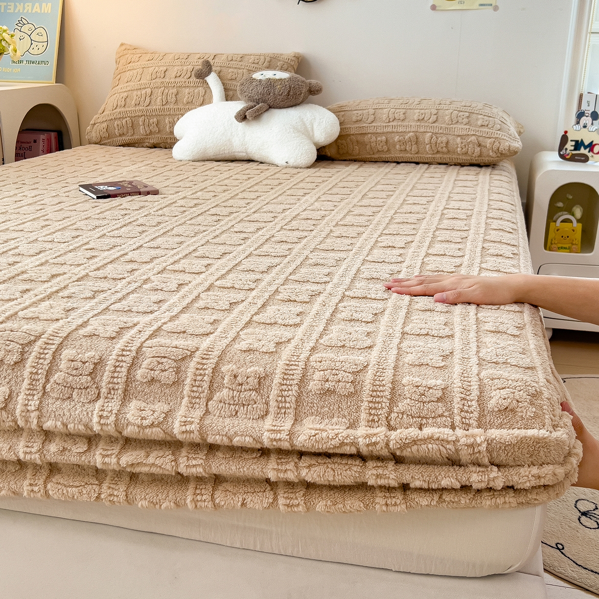 91家纺网 家纺一手货源 找家纺 世纪绒品 2025新款A类牛奶绒提花床笠-多宝熊 多宝熊-卡其