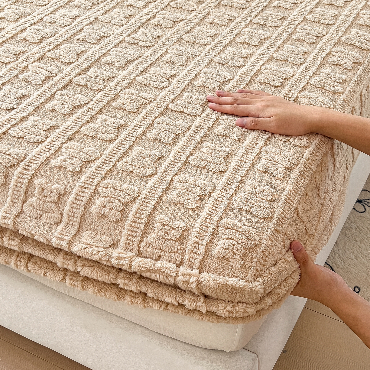 91家纺网 家纺一手货源 找家纺 世纪绒品 2025新款A类牛奶绒提花床笠-多宝熊 多宝熊-卡其