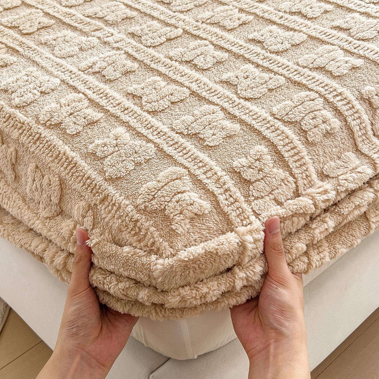 91家纺网 家纺一手货源 找家纺 世纪绒品 2025新款A类牛奶绒提花床笠-多宝熊 多宝熊-卡其