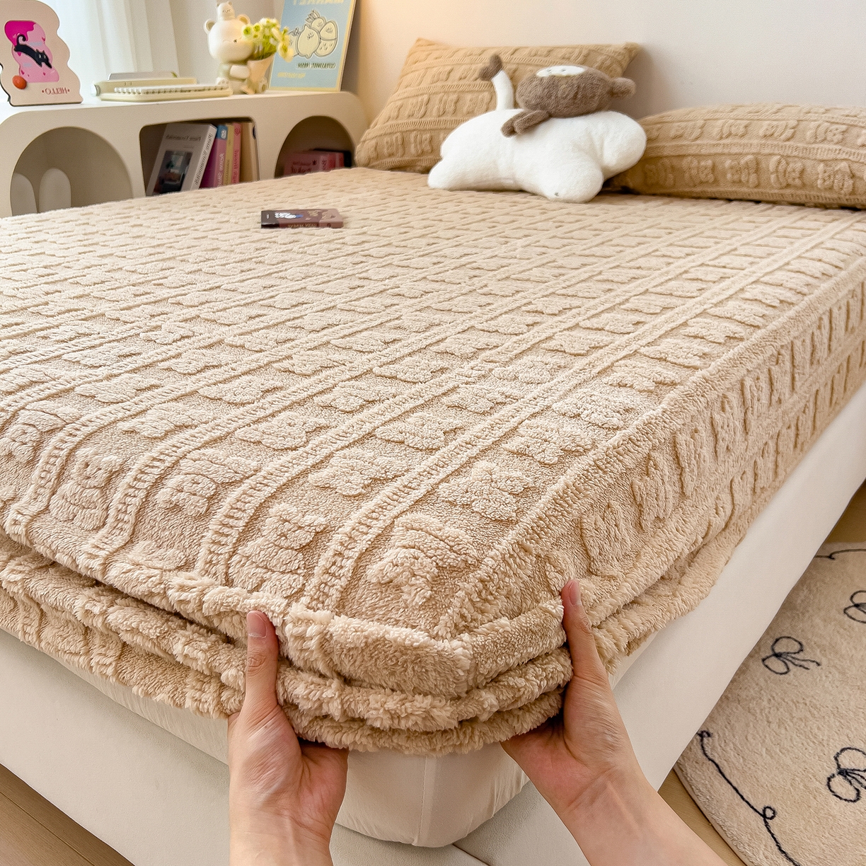 91家纺网 家纺一手货源 找家纺 世纪绒品 2025新款A类牛奶绒提花床笠-多宝熊 多宝熊-卡其