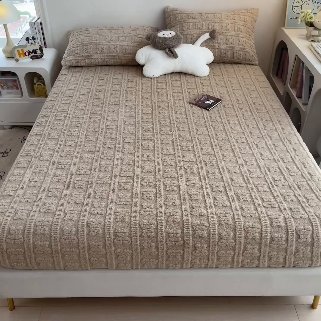 91家纺网 家纺一手货源 找家纺 世纪绒品 2025新款A类牛奶绒提花床笠-多宝熊 多宝熊-卡其