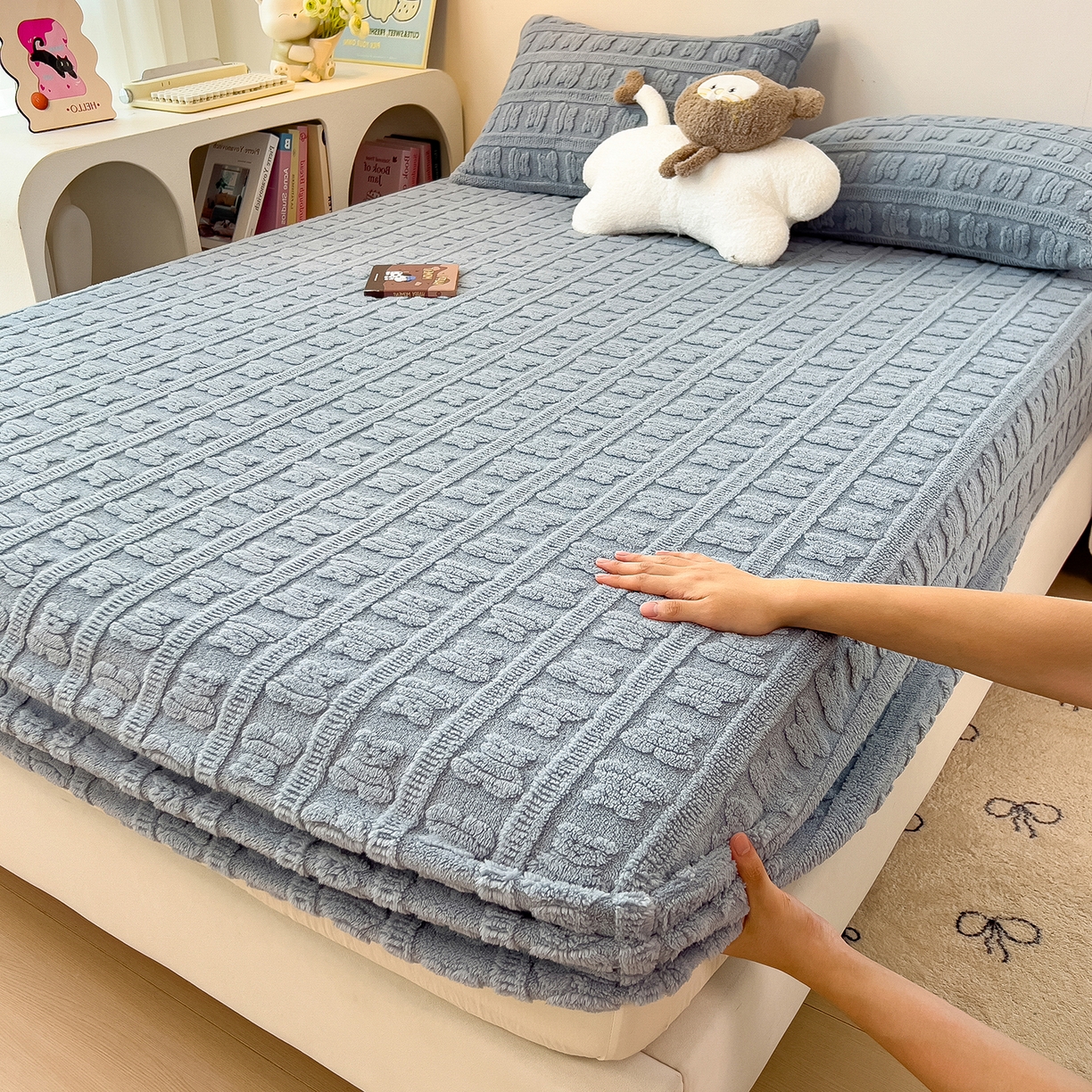 91家纺网 家纺一手货源 找家纺 世纪绒品 2025新款A类牛奶绒提花床笠-多宝熊 多宝熊-马卡蓝