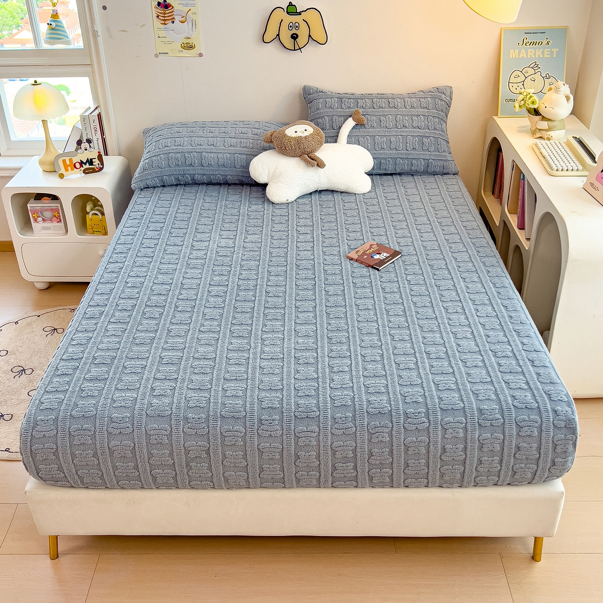 91家纺网 家纺一手货源 找家纺 世纪绒品 2025新款A类牛奶绒提花床笠-多宝熊 多宝熊-马卡蓝