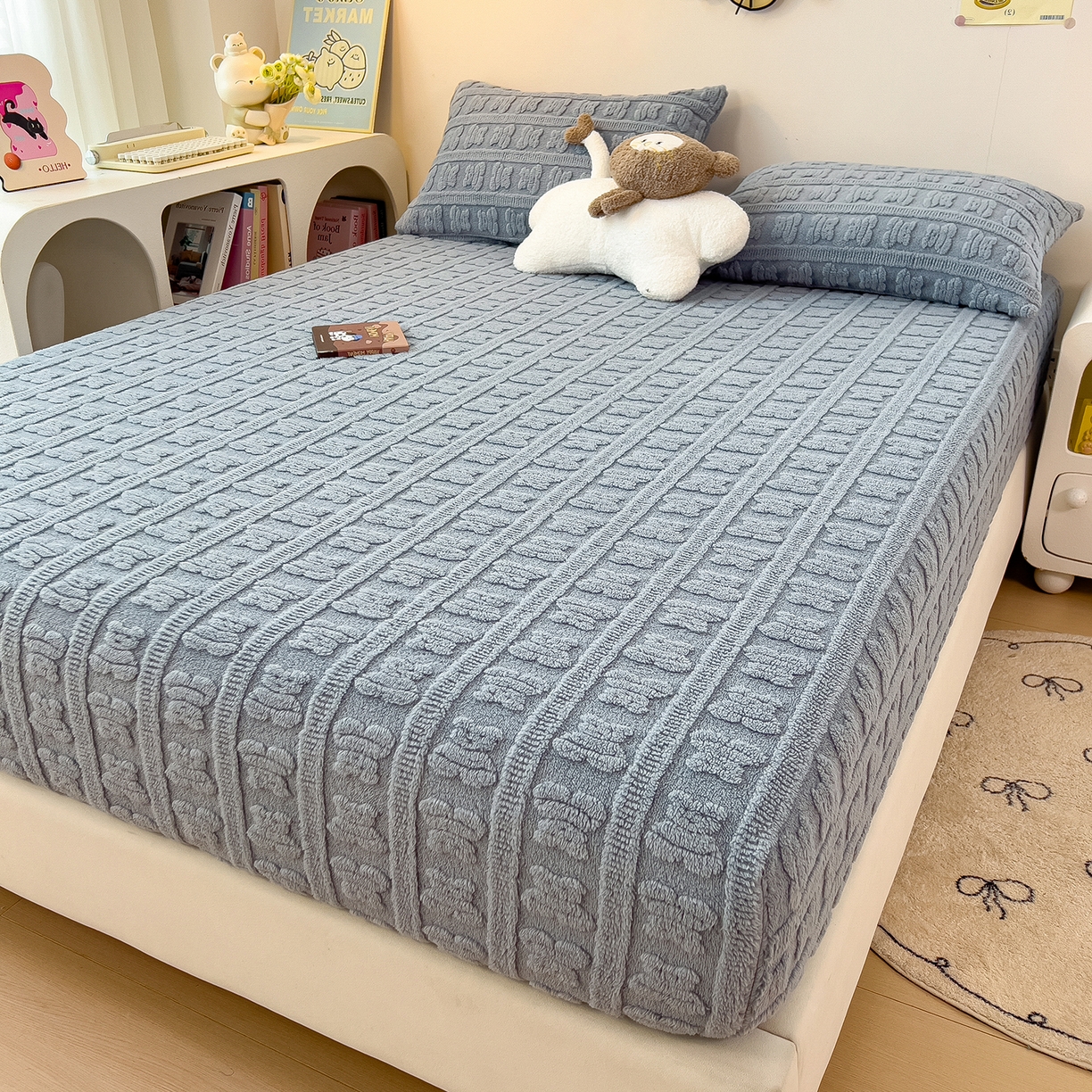 91家纺网 家纺一手货源 找家纺 世纪绒品 2025新款A类牛奶绒提花床笠-多宝熊 多宝熊-马卡蓝