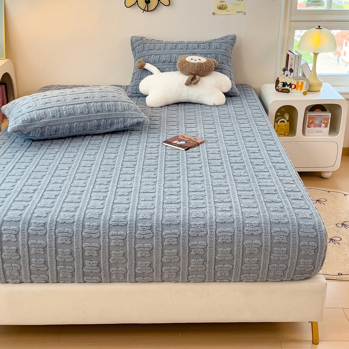 91家纺网 家纺一手货源 找家纺 世纪绒品 2025新款A类牛奶绒提花床笠-多宝熊 多宝熊-马卡蓝