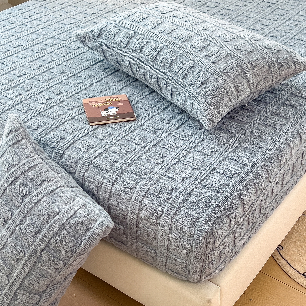 91家纺网 家纺一手货源 找家纺 世纪绒品 2025新款A类牛奶绒提花床笠-多宝熊 多宝熊-马卡蓝