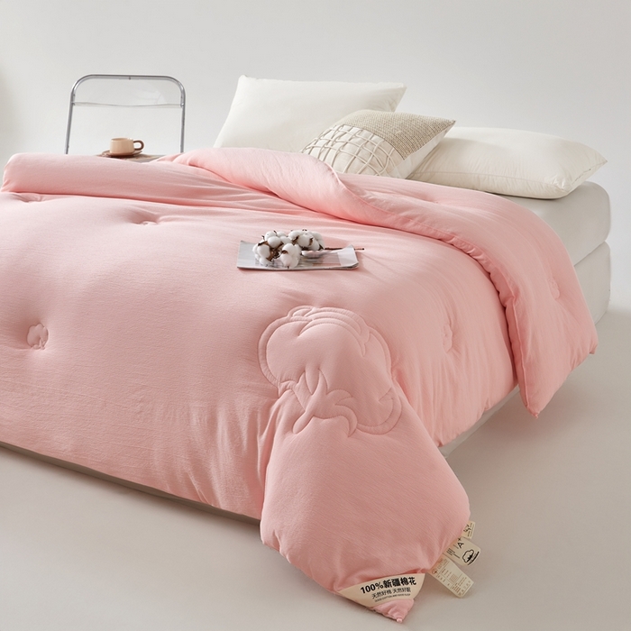 91家纺网 家纺一手货源 找家纺 艾特你 2025新款水洗棉皱皱纱新疆棉花被子被芯 新疆棉-粉色