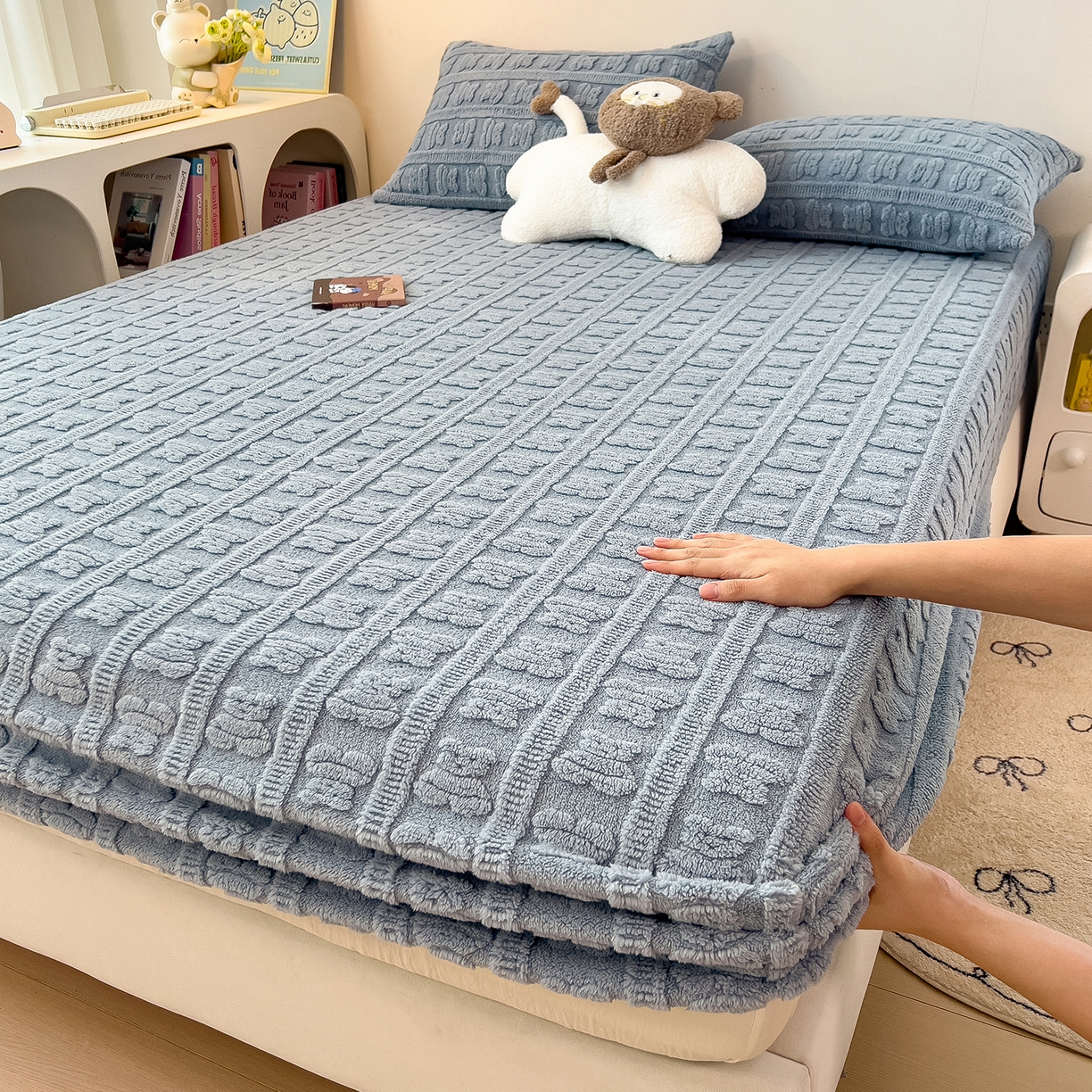 91家纺网 家纺一手货源 找家纺 世纪绒品 2025新款A类牛奶绒提花床笠-多宝熊 多宝熊-马卡蓝