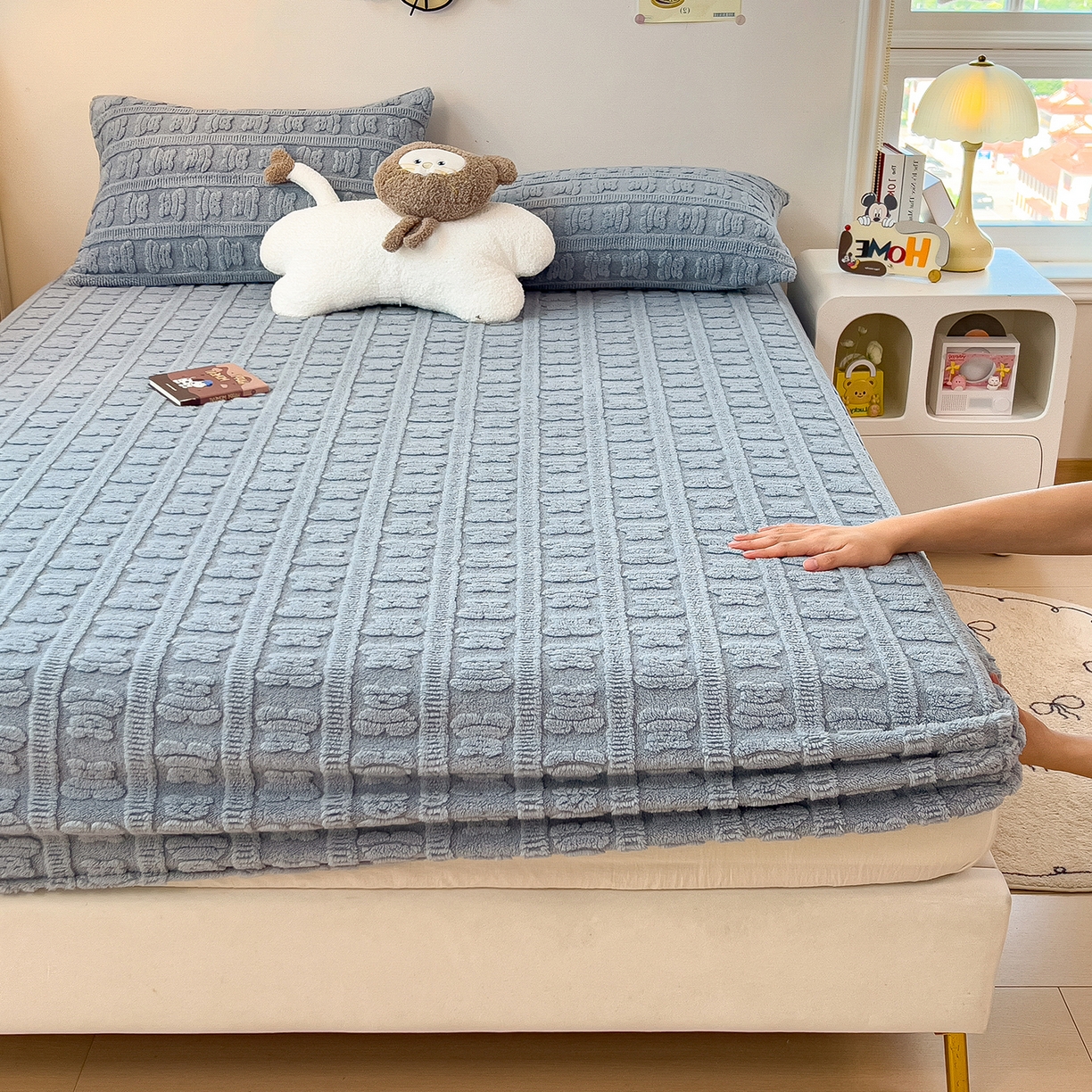 91家纺网 家纺一手货源 找家纺 世纪绒品 2025新款A类牛奶绒提花床笠-多宝熊 多宝熊-马卡蓝