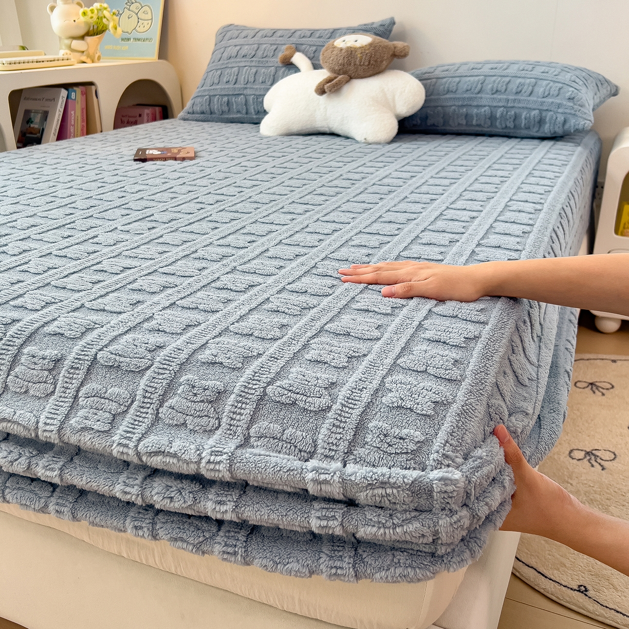 91家纺网 家纺一手货源 找家纺 世纪绒品 2025新款A类牛奶绒提花床笠-多宝熊 多宝熊-马卡蓝