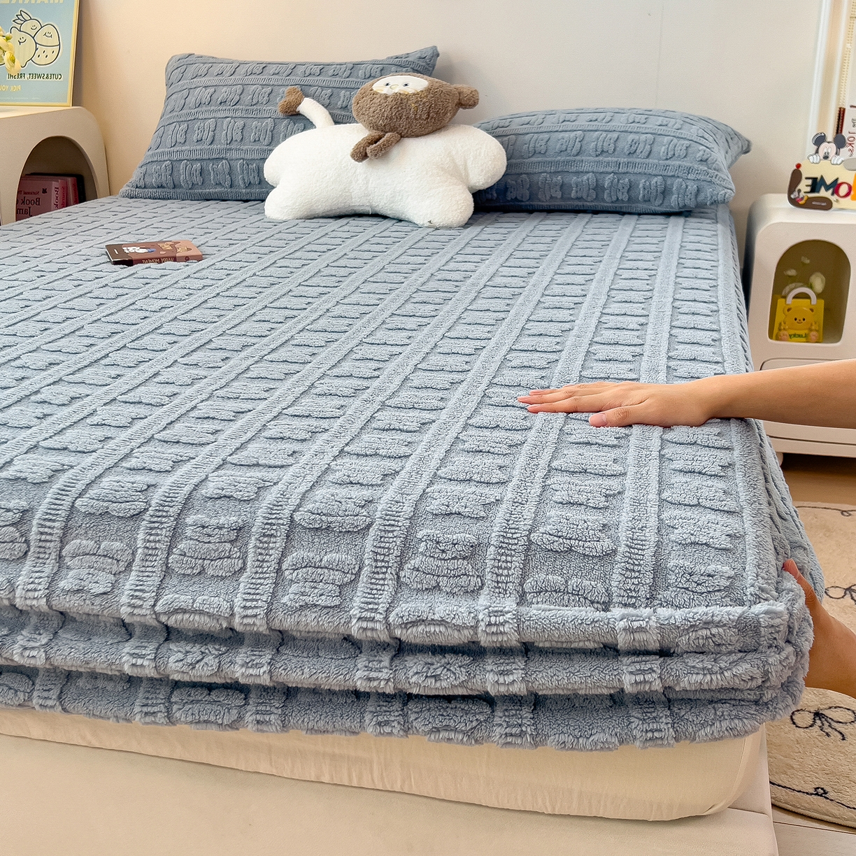 91家纺网 家纺一手货源 找家纺 世纪绒品 2025新款A类牛奶绒提花床笠-多宝熊 多宝熊-马卡蓝