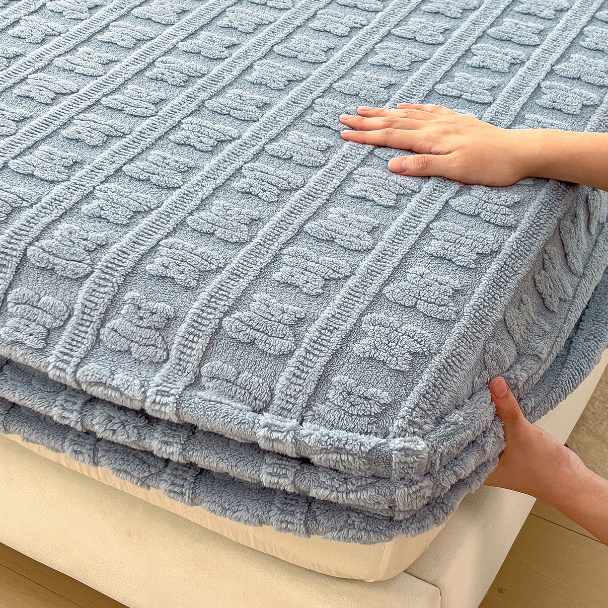 91家纺网 家纺一手货源 找家纺 世纪绒品 2025新款A类牛奶绒提花床笠-多宝熊 多宝熊-马卡蓝