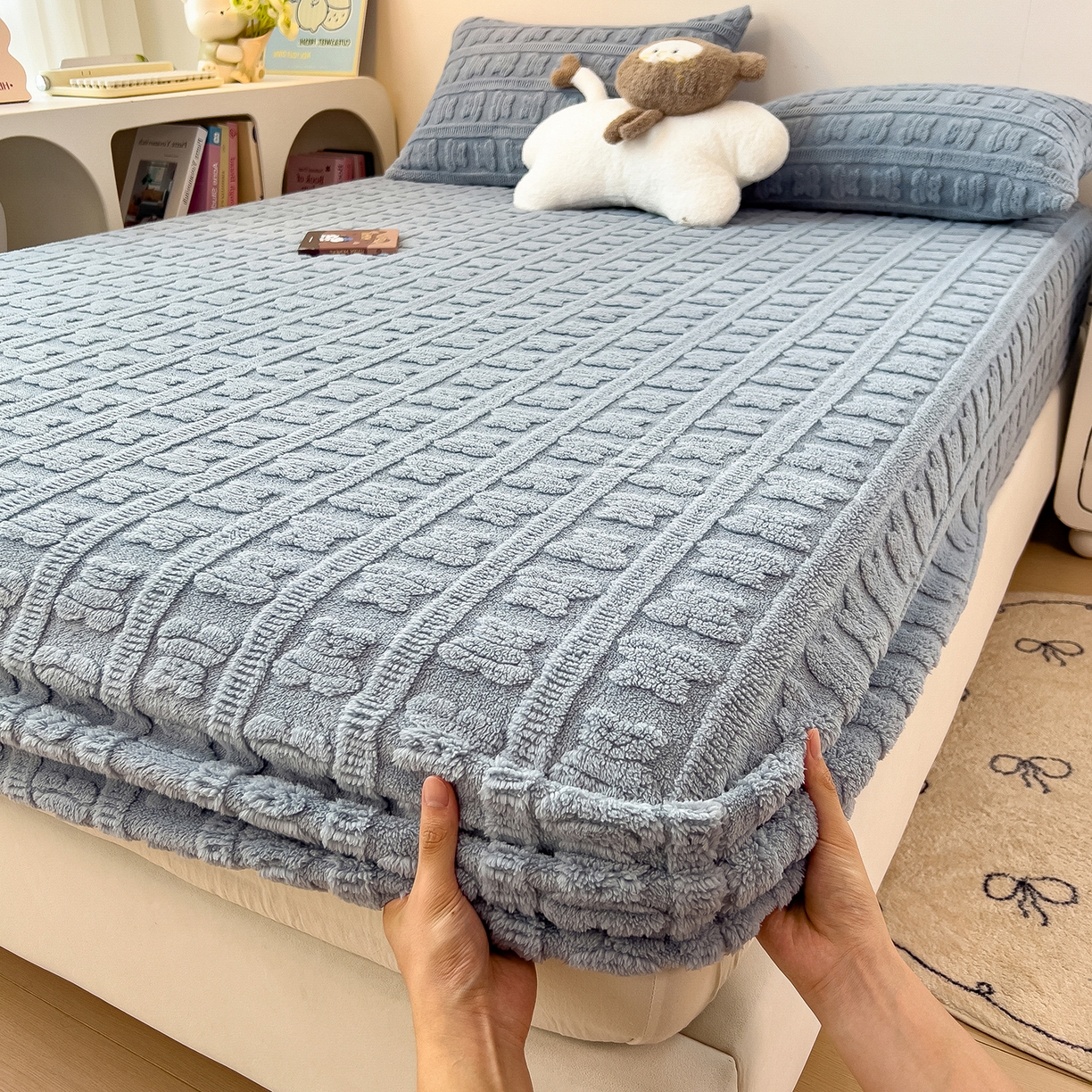 91家纺网 家纺一手货源 找家纺 世纪绒品 2025新款A类牛奶绒提花床笠-多宝熊 多宝熊-马卡蓝