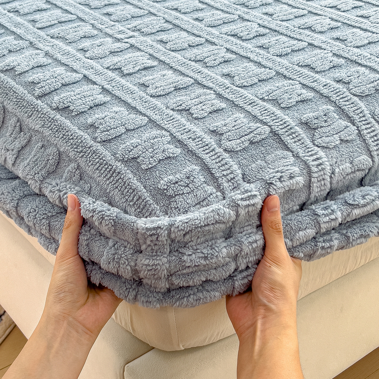 91家纺网 家纺一手货源 找家纺 世纪绒品 2025新款A类牛奶绒提花床笠-多宝熊 多宝熊-马卡蓝