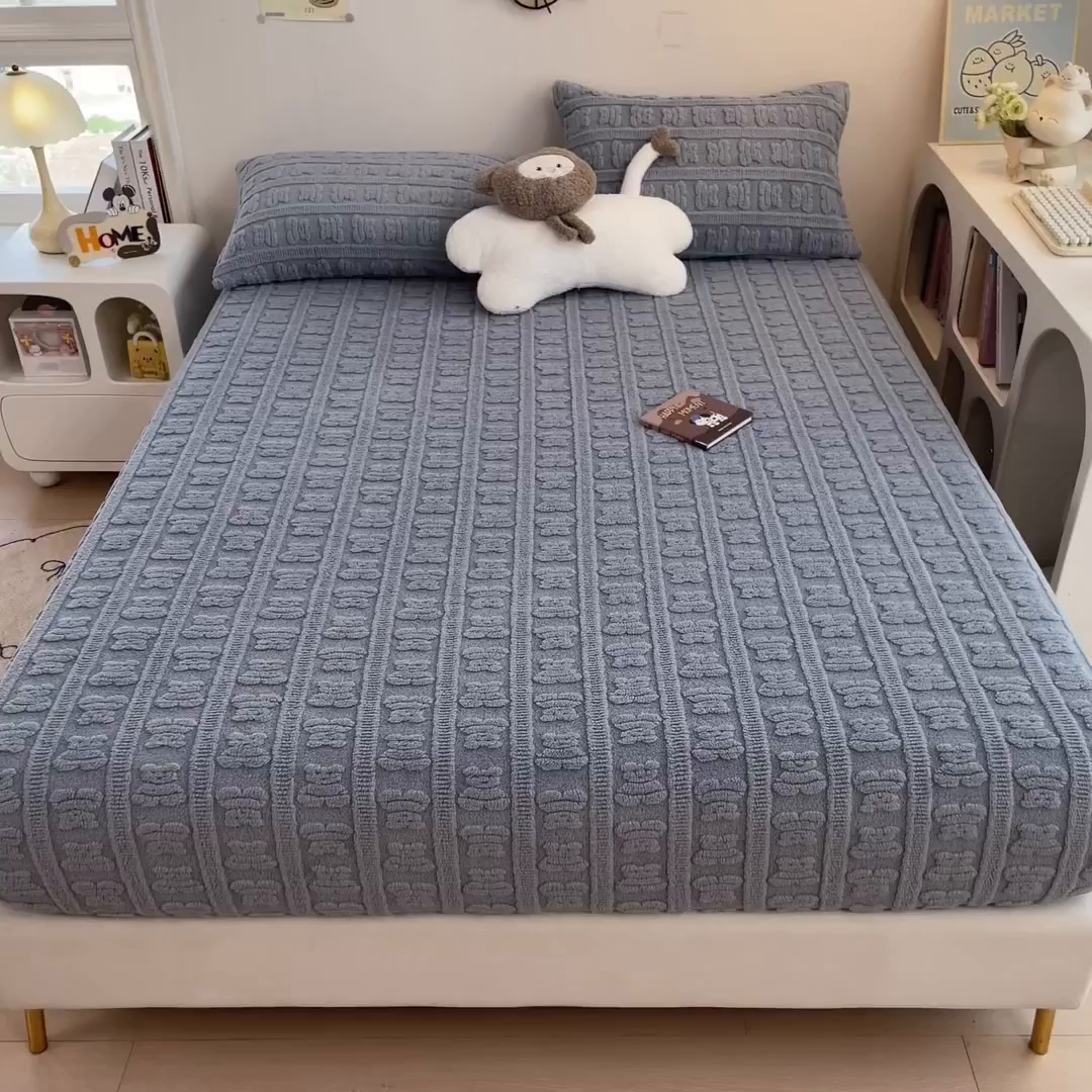 91家纺网 家纺一手货源 找家纺 世纪绒品 2025新款A类牛奶绒提花床笠-多宝熊 多宝熊-马卡蓝