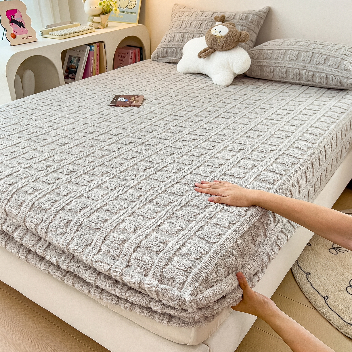 91家纺网 家纺一手货源 找家纺 世纪绒品 2025新款A类牛奶绒提花床笠-多宝熊 多宝熊-太空灰