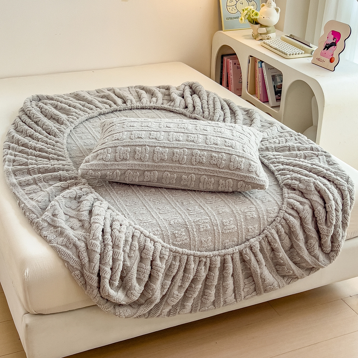 91家纺网 家纺一手货源 找家纺 世纪绒品 2025新款A类牛奶绒提花床笠-多宝熊 多宝熊-太空灰