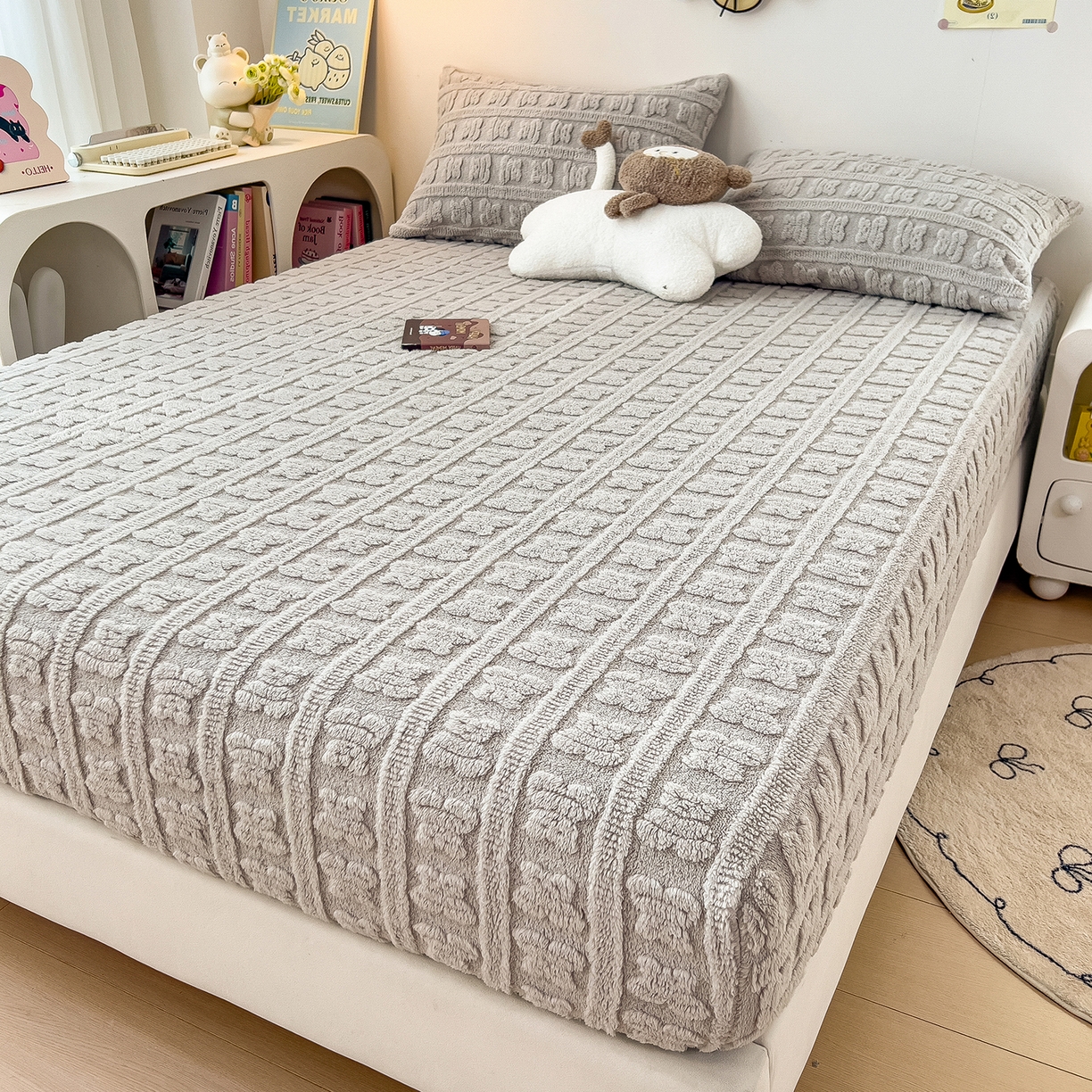 91家纺网 家纺一手货源 找家纺 世纪绒品 2025新款A类牛奶绒提花床笠-多宝熊 多宝熊-太空灰