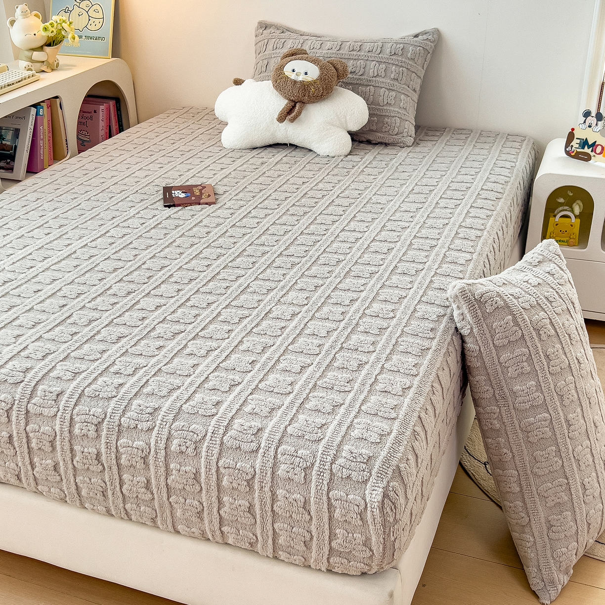 91家纺网 家纺一手货源 找家纺 世纪绒品 2025新款A类牛奶绒提花床笠-多宝熊 多宝熊-太空灰