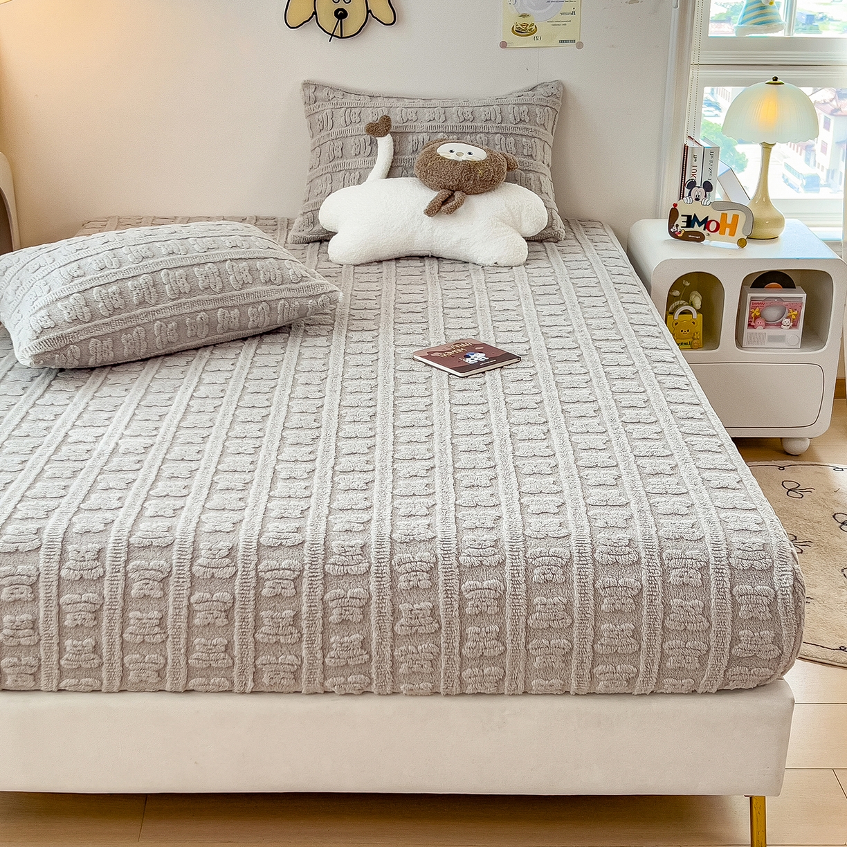 91家纺网 家纺一手货源 找家纺 世纪绒品 2025新款A类牛奶绒提花床笠-多宝熊 多宝熊-太空灰