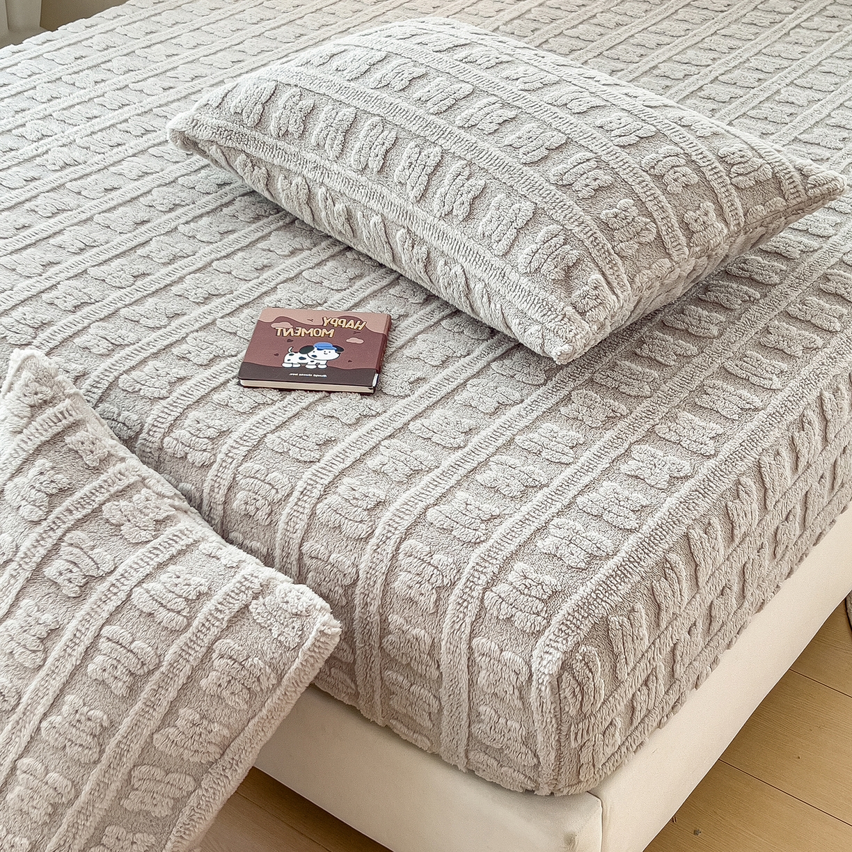 91家纺网 家纺一手货源 找家纺 世纪绒品 2025新款A类牛奶绒提花床笠-多宝熊 多宝熊-太空灰