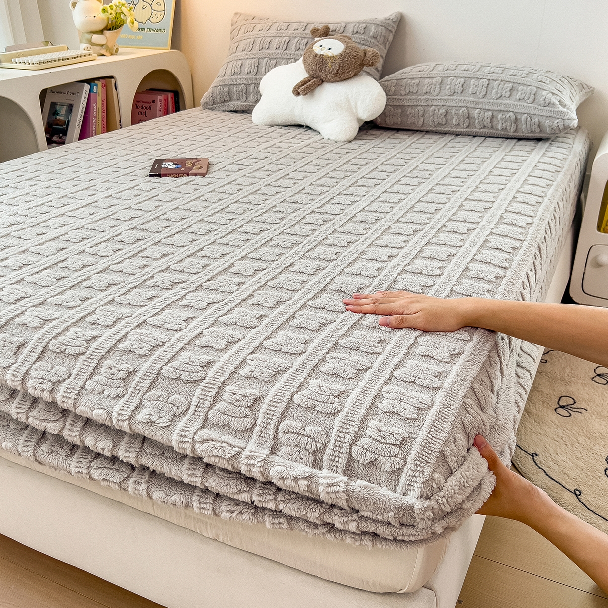 91家纺网 家纺一手货源 找家纺 世纪绒品 2025新款A类牛奶绒提花床笠-多宝熊 多宝熊-太空灰