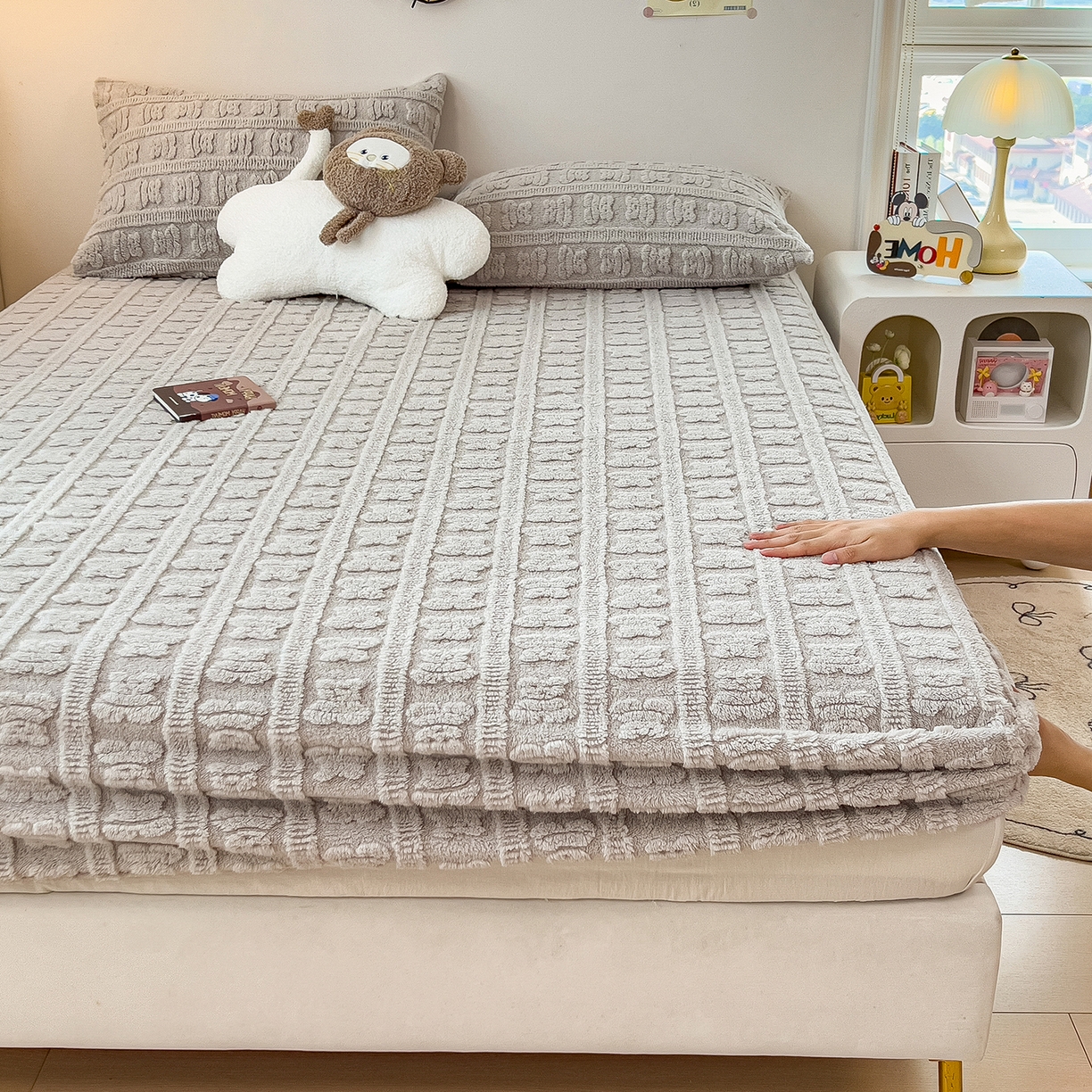 91家纺网 家纺一手货源 找家纺 世纪绒品 2025新款A类牛奶绒提花床笠-多宝熊 多宝熊-太空灰