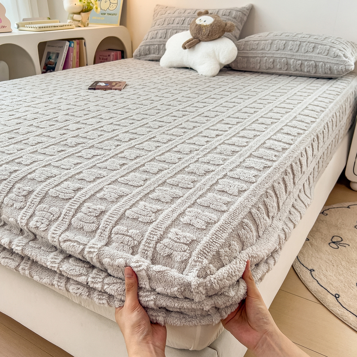 91家纺网 家纺一手货源 找家纺 世纪绒品 2025新款A类牛奶绒提花床笠-多宝熊 多宝熊-太空灰