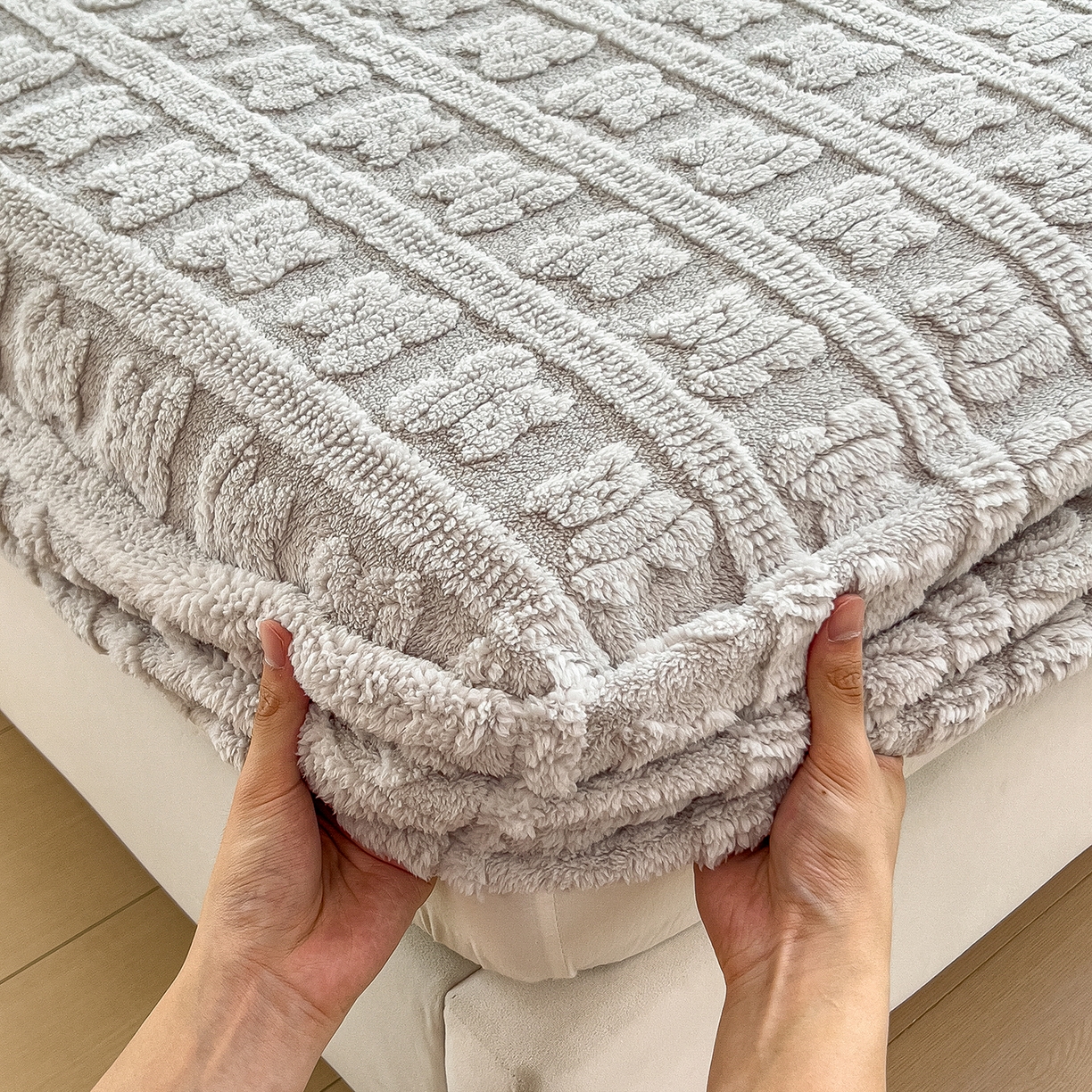 91家纺网 家纺一手货源 找家纺 世纪绒品 2025新款A类牛奶绒提花床笠-多宝熊 多宝熊-太空灰