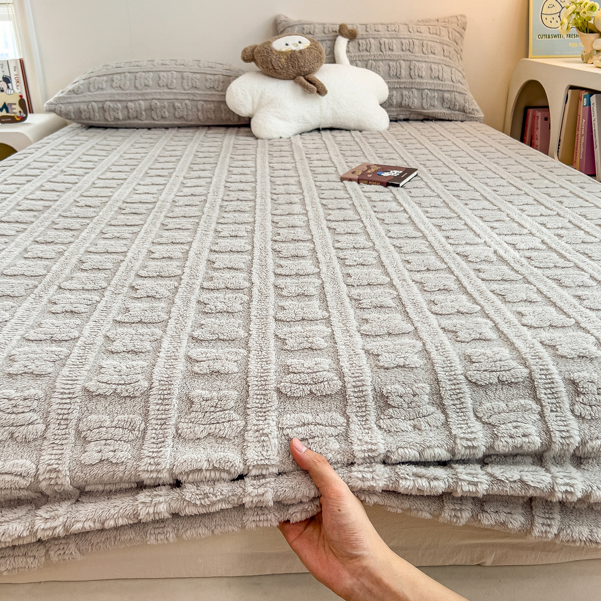 91家纺网 家纺一手货源 找家纺 世纪绒品 2025新款A类牛奶绒提花床笠-多宝熊 多宝熊-太空灰