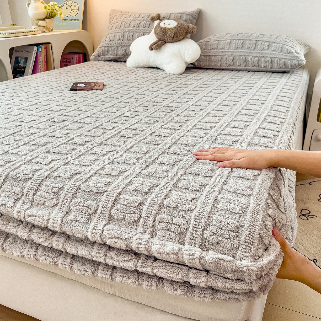 91家纺网 家纺一手货源 找家纺 世纪绒品 2025新款A类牛奶绒提花床笠-多宝熊 多宝熊-太空灰