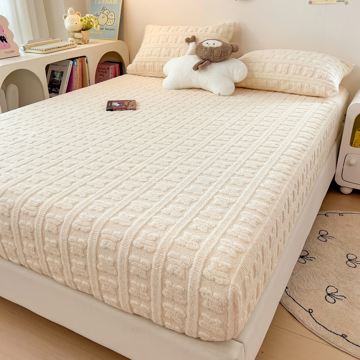 91家纺网 家纺一手货源 找家纺 世纪绒品 2025新款A类牛奶绒提花床笠-多宝熊 多宝熊-月牙白