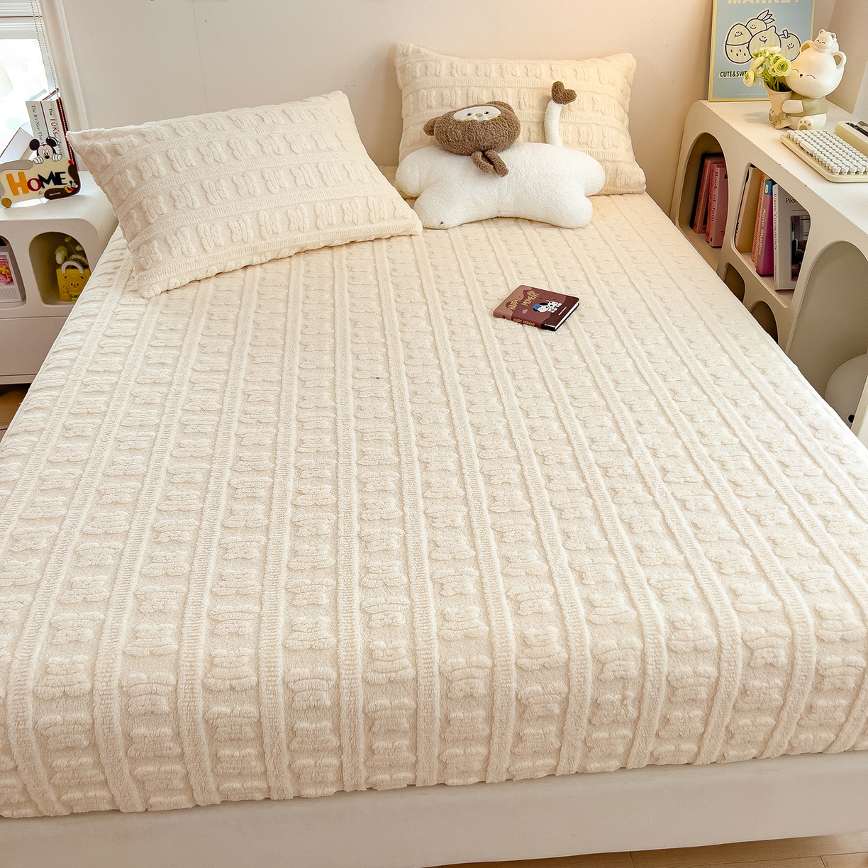 91家纺网 家纺一手货源 找家纺 世纪绒品 2025新款A类牛奶绒提花床笠-多宝熊 多宝熊-月牙白