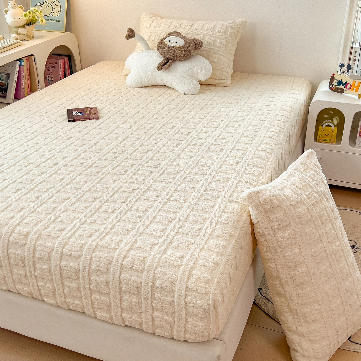 91家纺网 家纺一手货源 找家纺 世纪绒品 2025新款A类牛奶绒提花床笠-多宝熊 多宝熊-月牙白