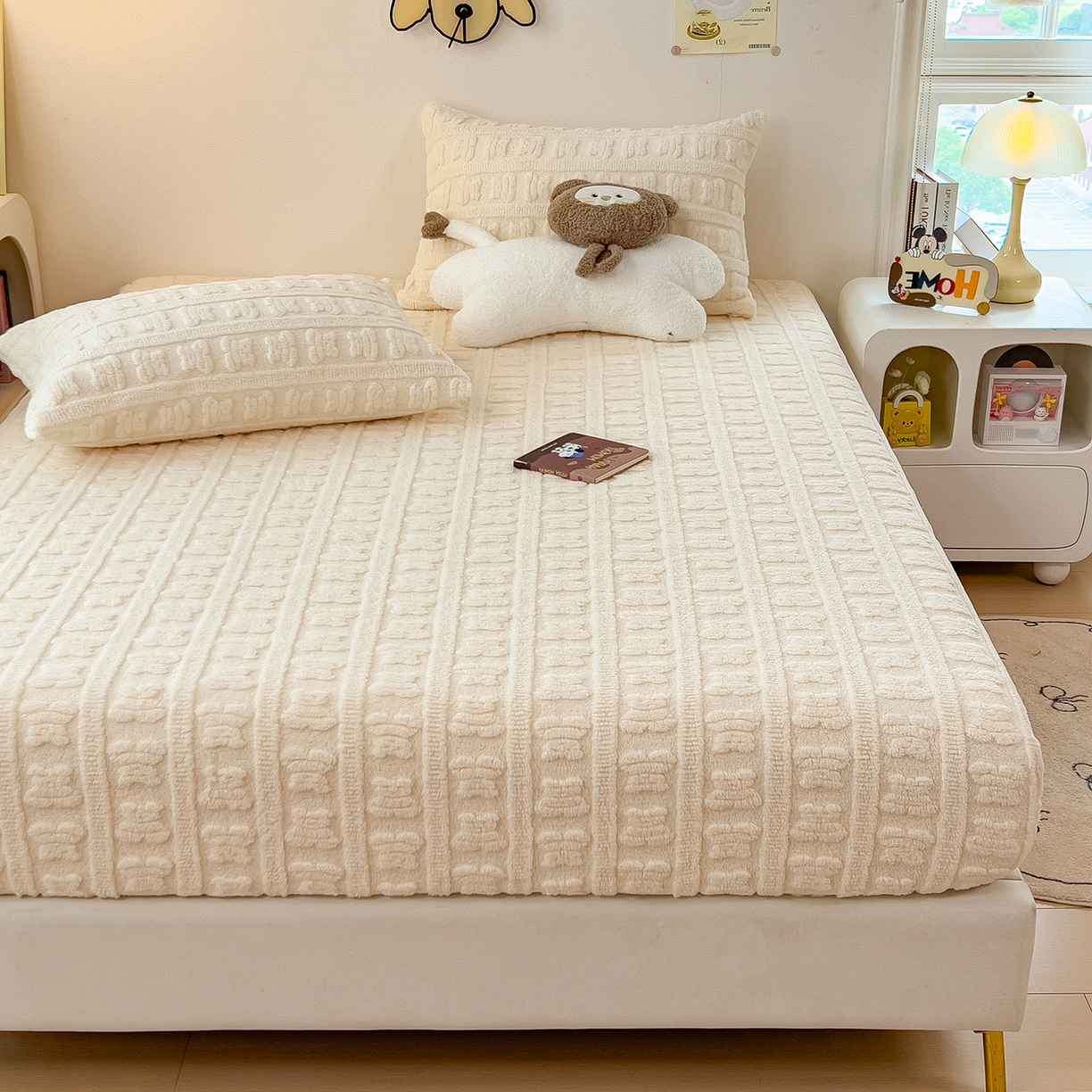 91家纺网 家纺一手货源 找家纺 世纪绒品 2025新款A类牛奶绒提花床笠-多宝熊 多宝熊-月牙白