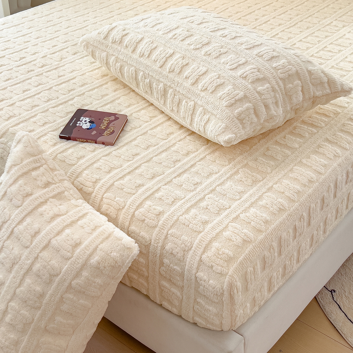 91家纺网 家纺一手货源 找家纺 世纪绒品 2025新款A类牛奶绒提花床笠-多宝熊 多宝熊-月牙白