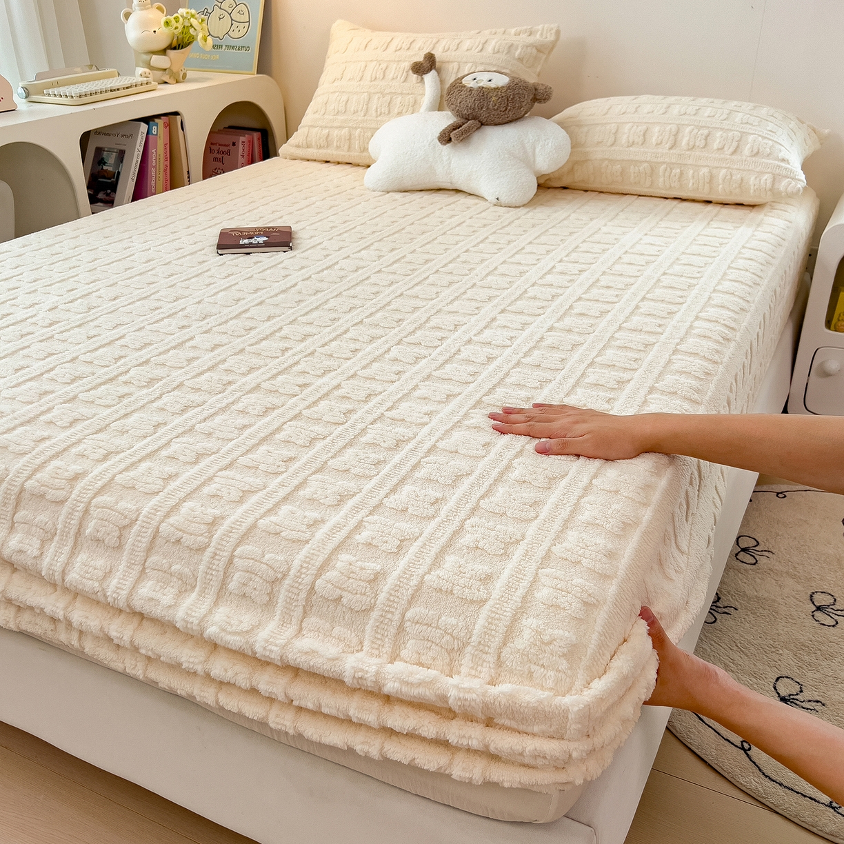 91家纺网 家纺一手货源 找家纺 世纪绒品 2025新款A类牛奶绒提花床笠-多宝熊 多宝熊-月牙白