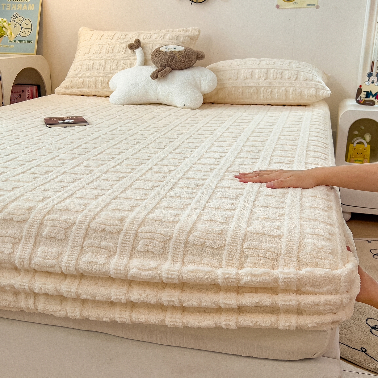 91家纺网 家纺一手货源 找家纺 世纪绒品 2025新款A类牛奶绒提花床笠-多宝熊 多宝熊-月牙白