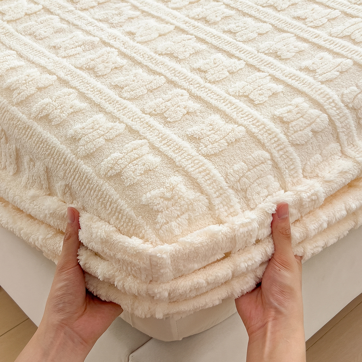 91家纺网 家纺一手货源 找家纺 世纪绒品 2025新款A类牛奶绒提花床笠-多宝熊 多宝熊-月牙白