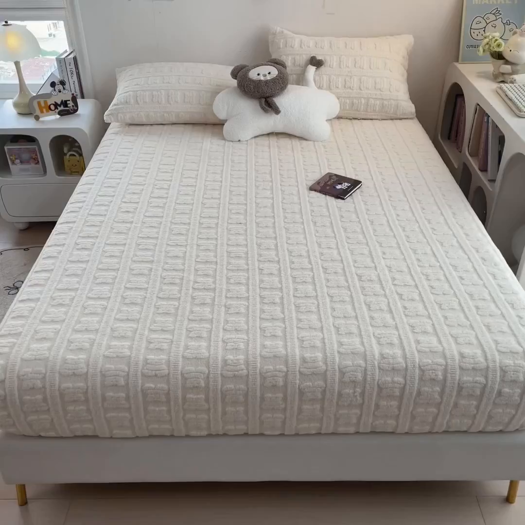 91家纺网 家纺一手货源 找家纺 世纪绒品 2025新款A类牛奶绒提花床笠-多宝熊 多宝熊-月牙白