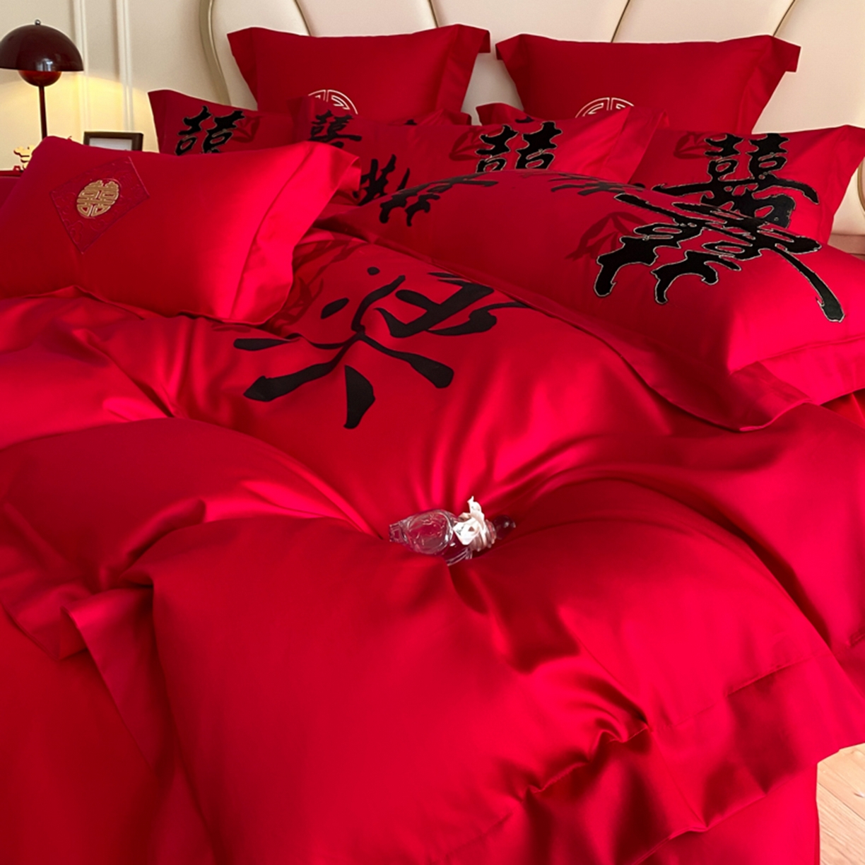 91家纺网 家纺一手货源 找家纺 博纳家纺 2025新款亲肤棉婚庆绣花款四件套 平安喜乐