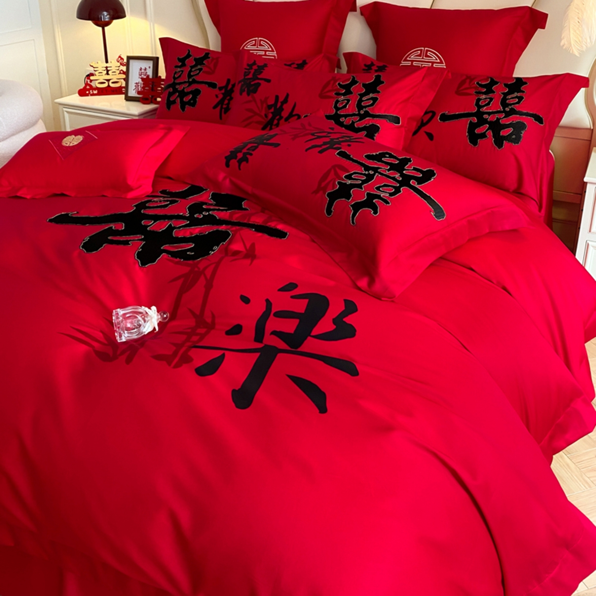 91家纺网 家纺一手货源 找家纺 博纳家纺 2025新款亲肤棉婚庆绣花款四件套 平安喜乐