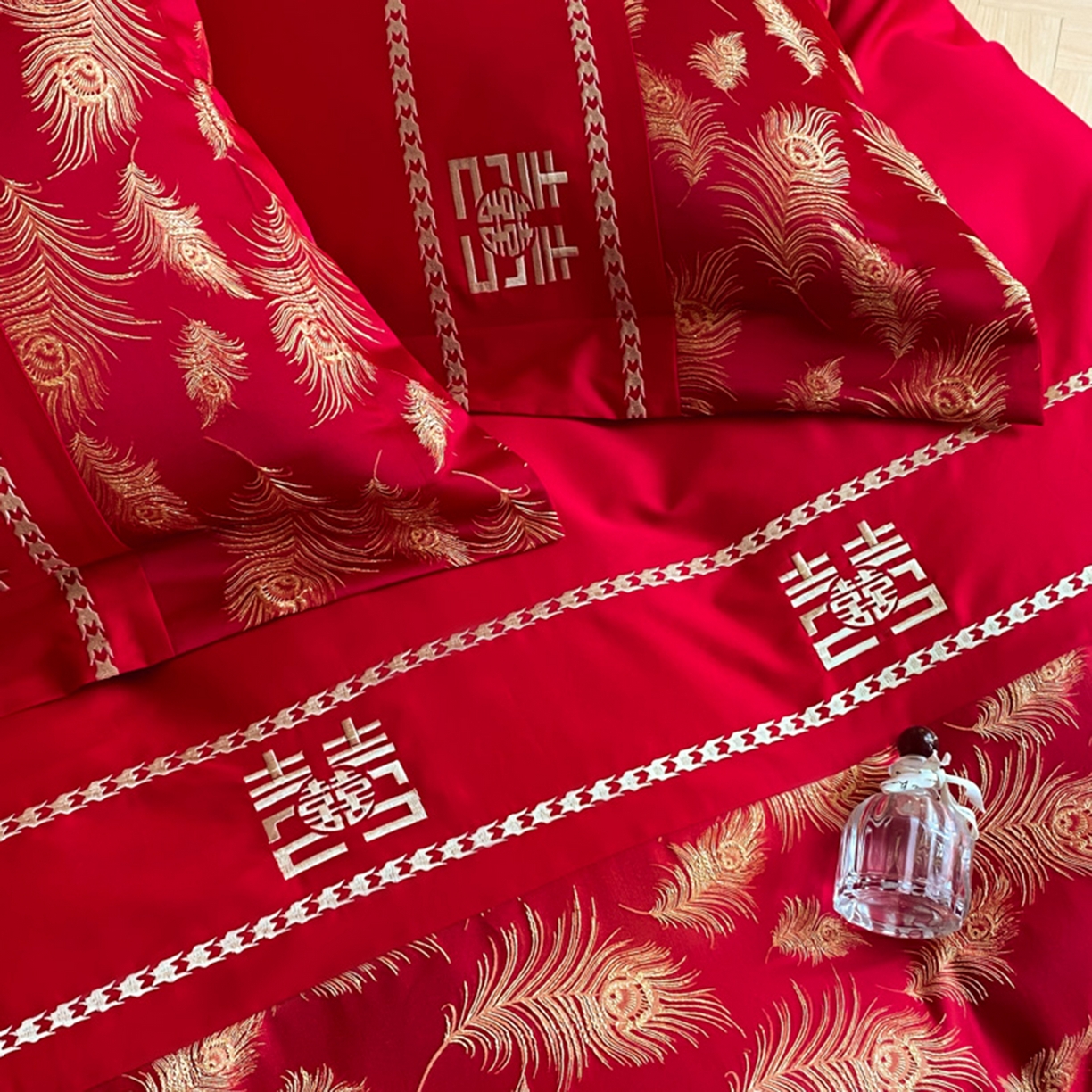 91家纺网 家纺一手货源 找家纺 博纳家纺 2025新款亲肤棉婚庆绣花款四件套 一往情深