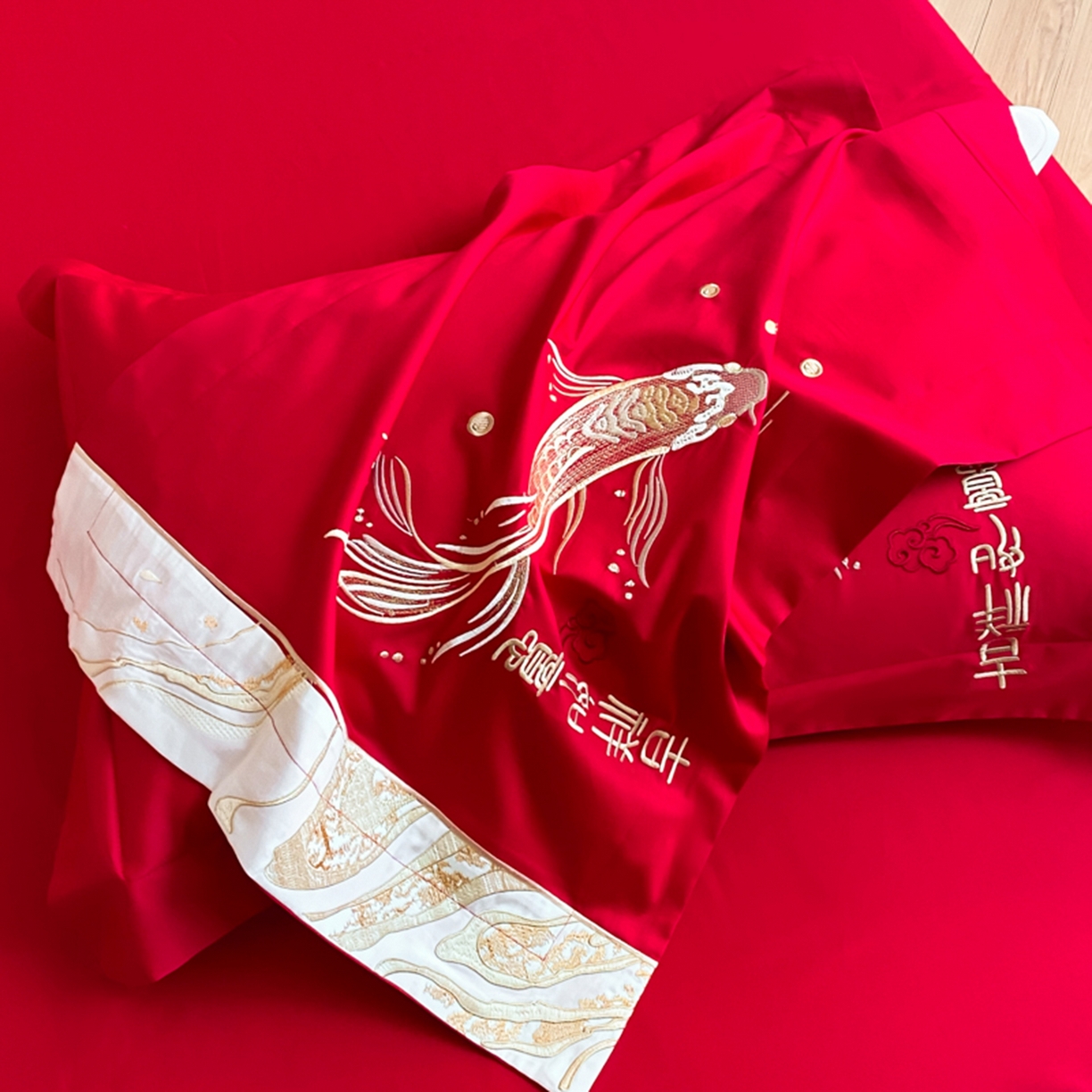 91家纺网 家纺一手货源 找家纺 博纳家纺 2025新款亲肤棉婚庆绣花款四件套 喜结连鲤