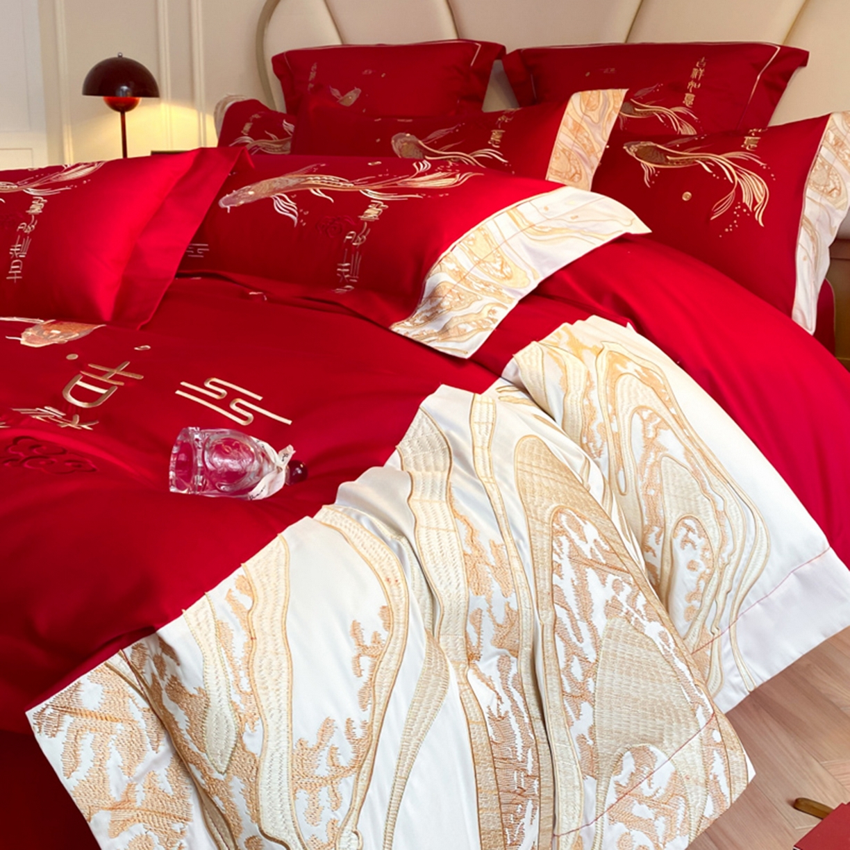 91家纺网 家纺一手货源 找家纺 博纳家纺 2025新款亲肤棉婚庆绣花款四件套 喜结连鲤