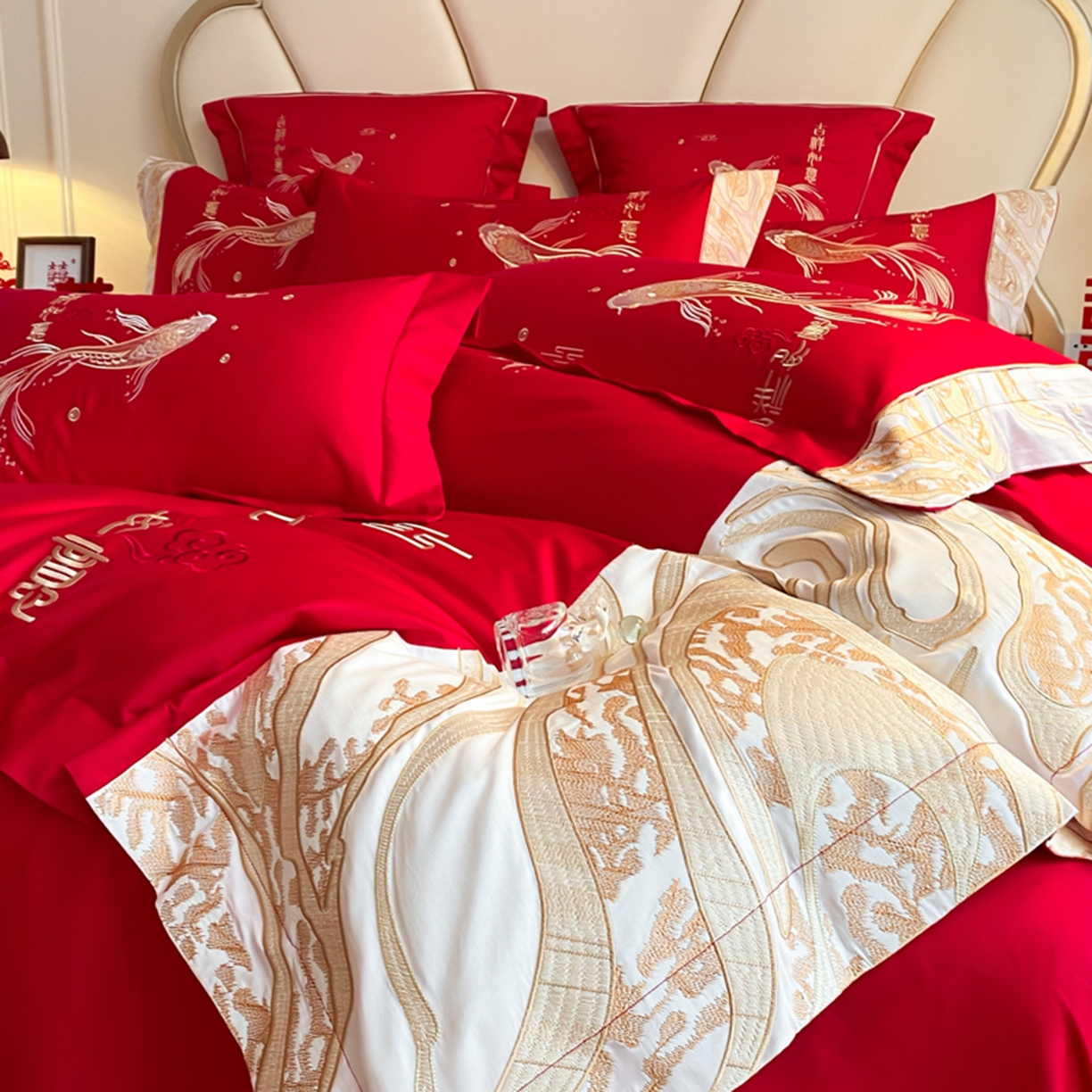 91家纺网 家纺一手货源 找家纺 博纳家纺 2025新款亲肤棉婚庆绣花款四件套 喜结连鲤