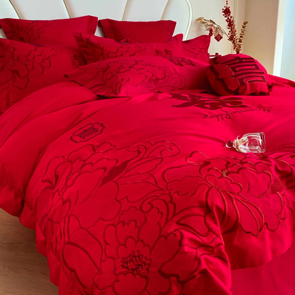 91家纺网 家纺一手货源 找家纺 博纳家纺 2025新款亲肤棉婚庆绣花款四件套 喜悦